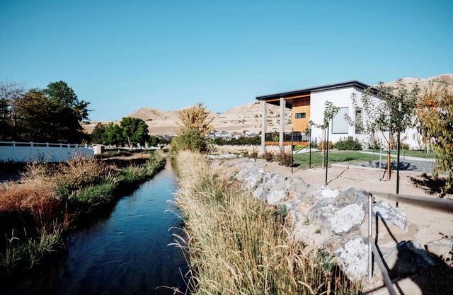 Modern Apt w/Private Entry & Patio - Mtn Views