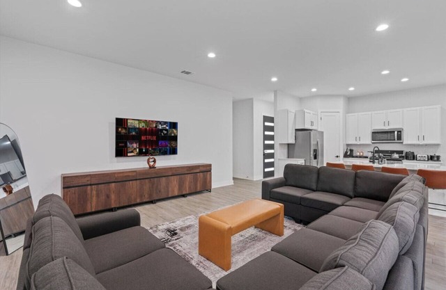 Modern Austin Getaway & Near Downtown, Lake Travis & Event Venues!