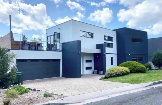 Modern Beach Escape – 4BR + Walk to Beach