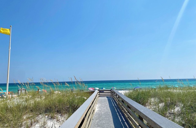 Modern BEACHFRONT Studio condo near Destin, Gym, WiFi, W/D & Heated POOL