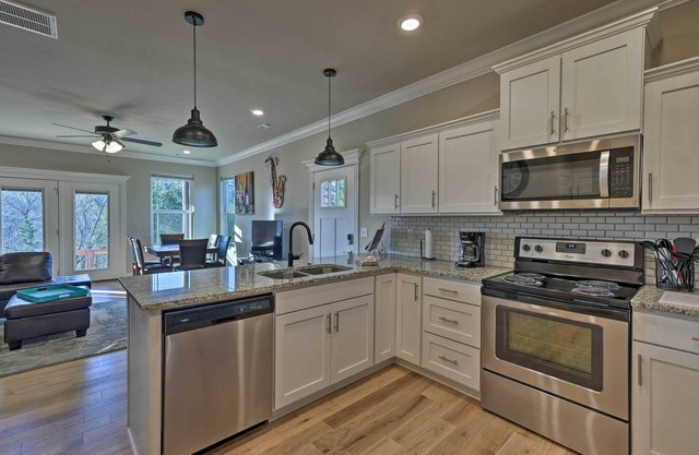 Modern Beaver Lake Gem at ‘Holiday Island!’