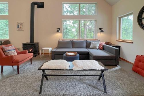 Modern Beaver Valley Cabin with Hot Tub and Games!
