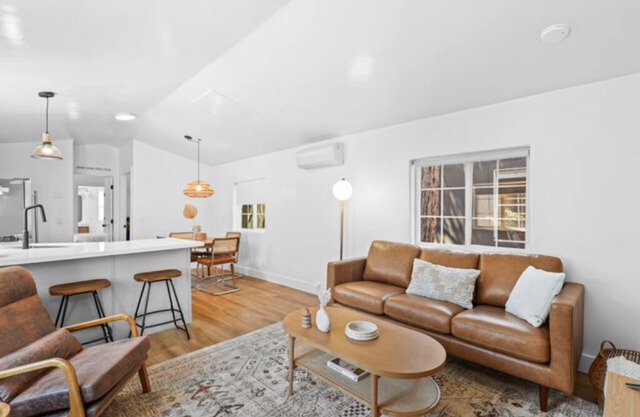 Modern Cabin (Maple)