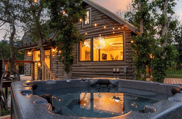 Modern Cabin with Canyon Views with Patio, Sauna Hot Tub, Wifi, AC & Fireplace