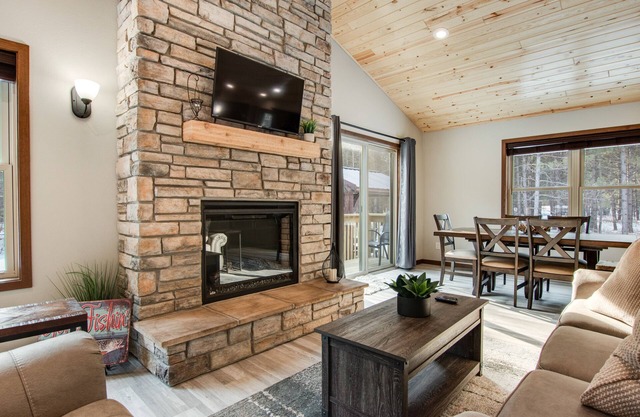 Modern cabin with fast WiFi, firepit, pergola, W/D, & central AC