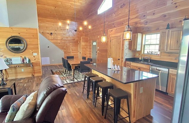 Modern cabin with mountain views, just minutes from local attractions
