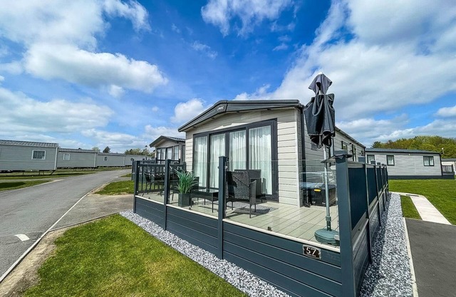 Modern caravan with large decking area and WiFi, ref 60057CH