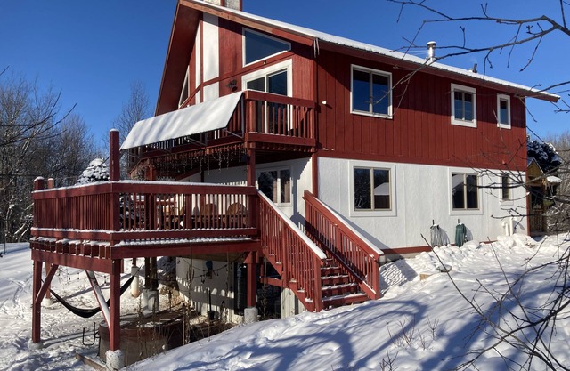 Modern Chalet -AC, hot tub, sauna + pets welcome