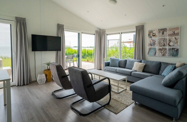 Modern chalet on the water of the Markermeer
