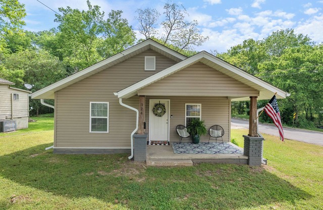 Modern Charming 3BR/2BA Home. Walking distance to Downtown Benton & Tyndall Park