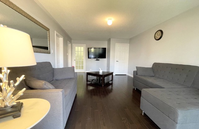 Modern Clean 1 Bedroom Apartment with Free Parking