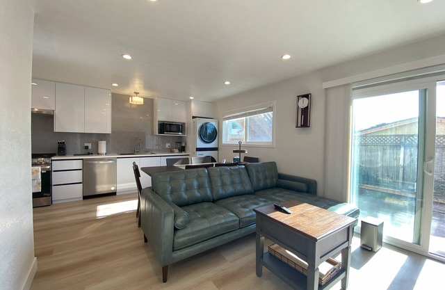 Modern Coastal 2B1B Remodeled Walk to Pier Backyard Free Parking
