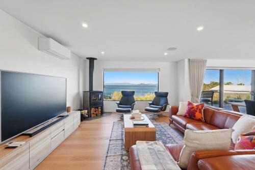 Modern Coastal Retreat and Hot Tub