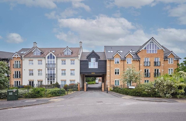 Modern Comfort: 2BR Flat w/Free Parking in Oadby