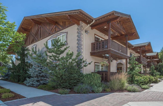 Modern Comfort in the Heart of Leavenworth! Park and walk to everything!
