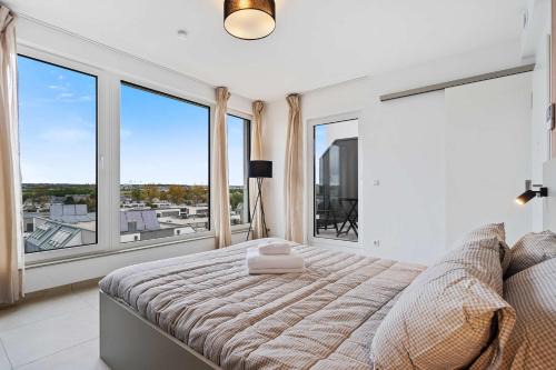 Modern Comfort near Cloche dOr - Queen Bed and Balcony