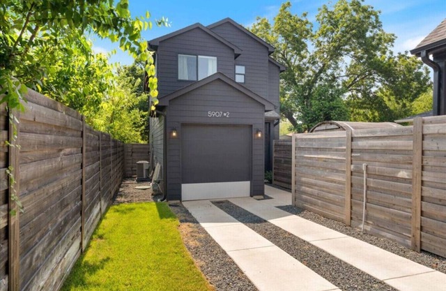 Modern Comfort Near It All | 2BR/2.5BA | Sleeps 6