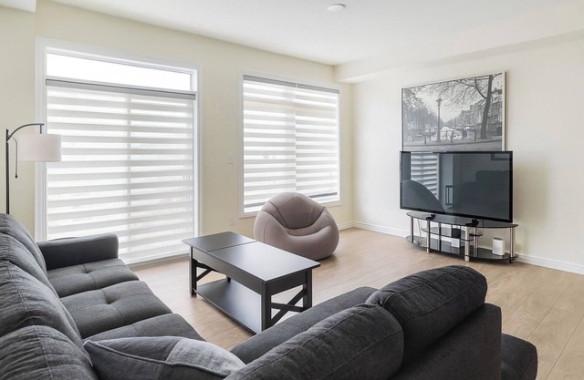 Modern & Comfy 2BR Townhome—Mins to Innisfil Beach Park & Friday Harbour Resort!