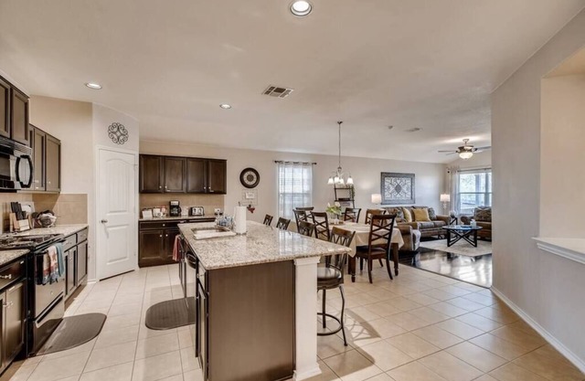 Modern comfy home perfect for Lackland BMT/San Antonio Visit, mins to Sea World