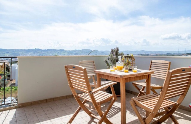 Modern condo with ocean and mountain view. 2 minutes from the beach and malls