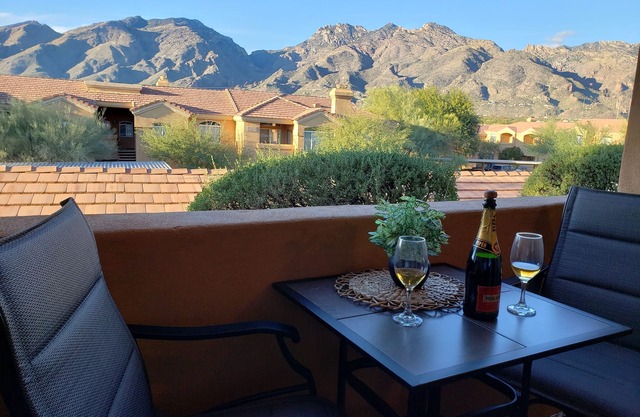 Modern condo with stunning view of the mountains and 1 mile from Sabino Canyon.