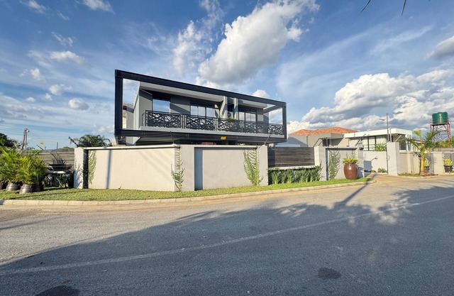 Modern cosy 2Bd Apartment in Serene Roma park with 24/7 Power WiFi and AC
