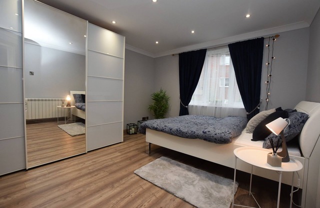 Modern & cosy apartment close to Town and Train Station