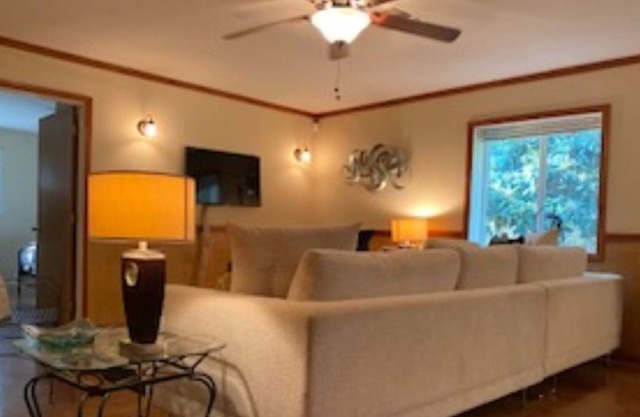 Modern Country Home, Tall Trees, Fenced for Pets