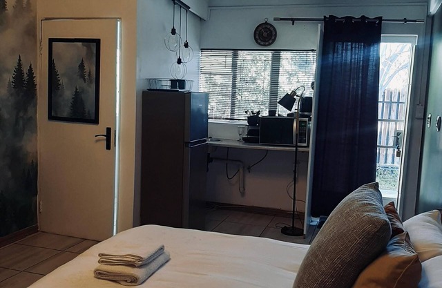 Modern Cozy Bachelors Pad in the Heart of Bloemfontein. Pet friendly