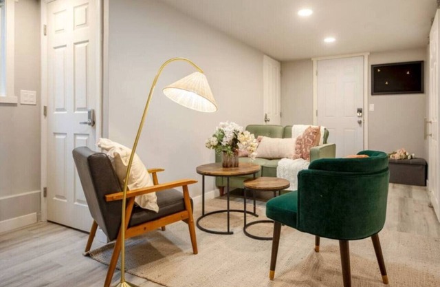 Modern Cozy Bright 2BR Lower Unit w/private entry