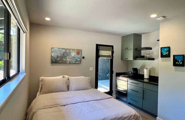 Modern Cozy Pebble Beach Studio with Premium Amenities and WiFi