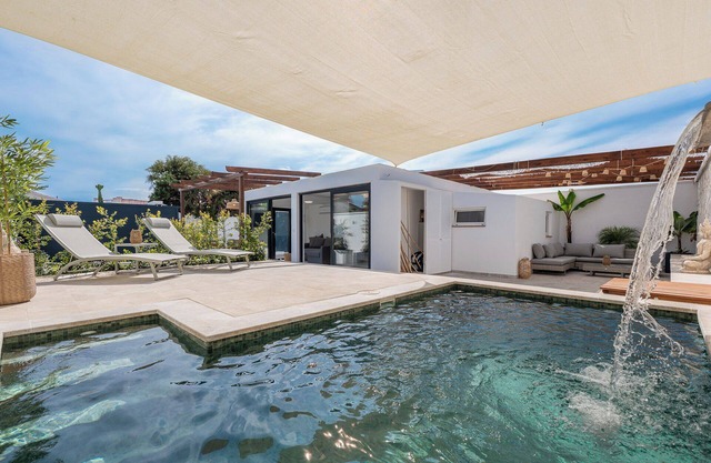 Modern detached private house 60 meters (2 min walk) from the beach!