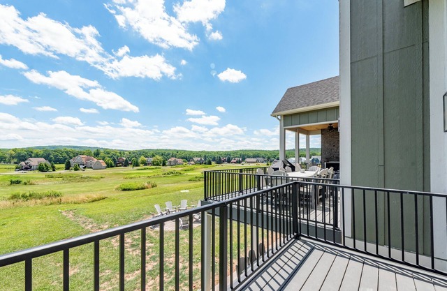 Modern Dog Friendly Lodge w/Pool & Hot Tub