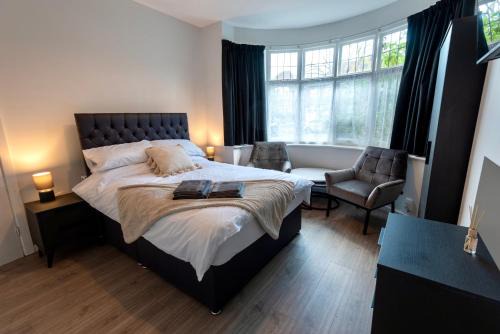 Modern Double Room with Broadband, Private TV and seating area - Room 1