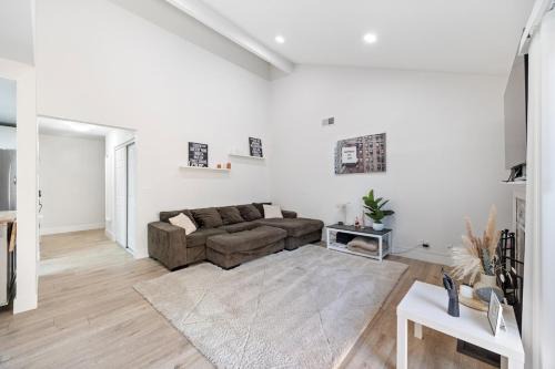 Modern Downtown Escape Sleeps 10