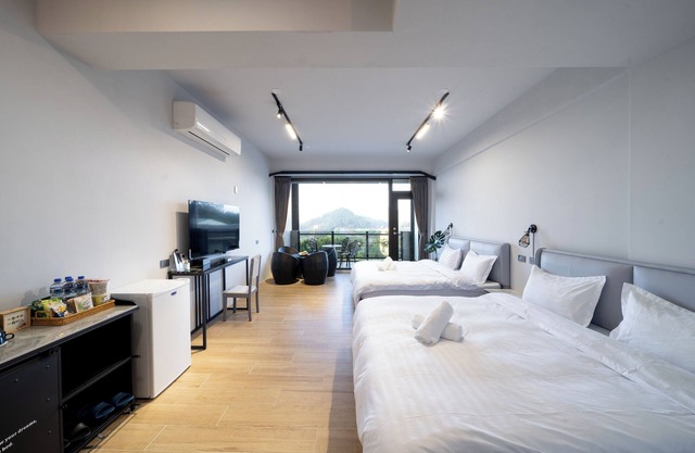 Modern Family Room with Balcony & Mountain View – See You Soon Homestay, Alishan