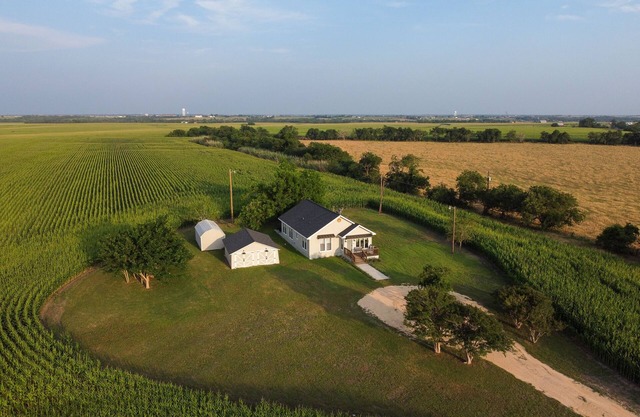 Modern Farm w/2 Kings: 20 min to Austin, COTA-Tesla