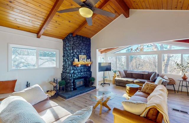 Modern farmhouse cabin w/multiple decks, a fireplace & A/C-close to outdoor fun