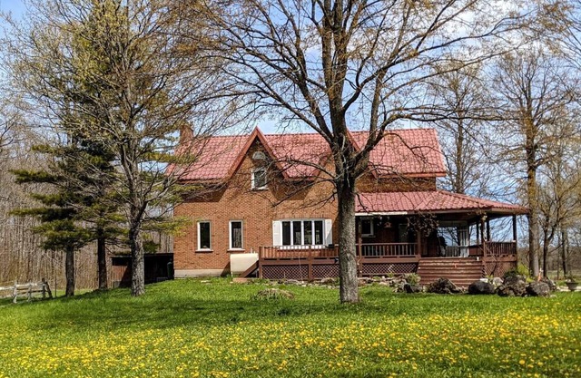 Modern Farmhouse located near The Blue Mountains
