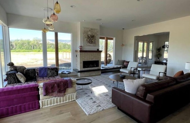 Modern Farmhouse on Emigrant Creek. Peaceful, views, and a dance studio!