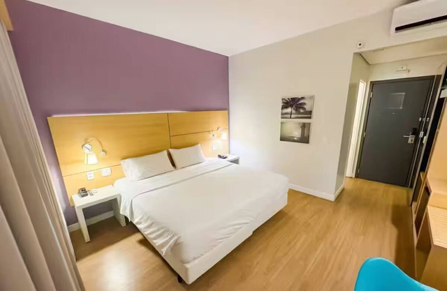 Modern Flat in Gonzaga, just a block from the beach.