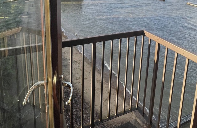 Modern Flat with stunning views next to the river Thames, perfect for families