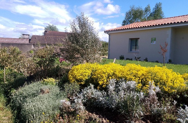 Modern studio with WiFi and parking in Baignes