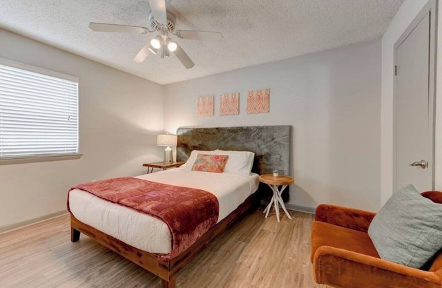 Modern Fully Stocked 2BR - SoLa Austin 5 min to DT