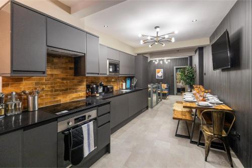 Modern & Funky 3-BR Duplex with Games Room & Sauna