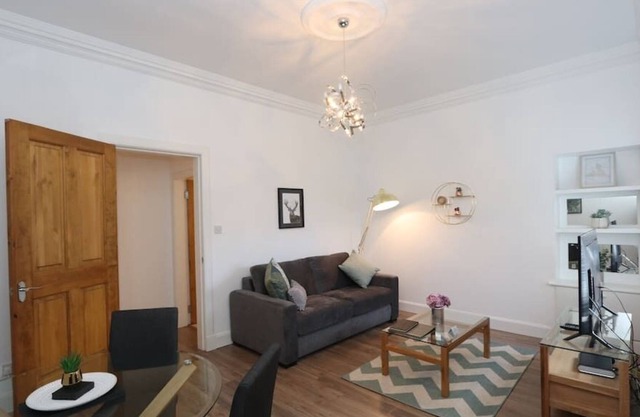 Modern ground floor apartment with separate entrance - Fast WiFi