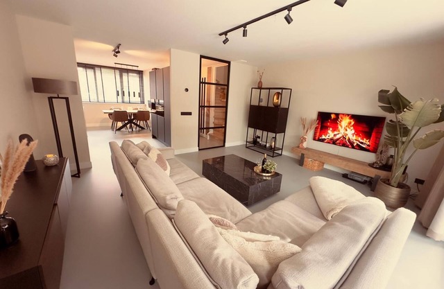 Modern Holiday Home La Playa: near the beach, with 40 degree Jacuzzi!