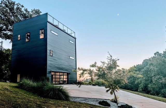 Modern Home | Fire Pit | River View
