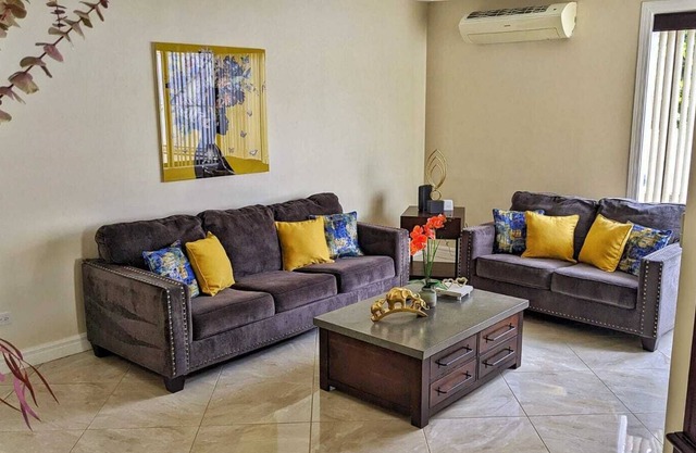 Modern home near airport. A/C . King & queen beds.