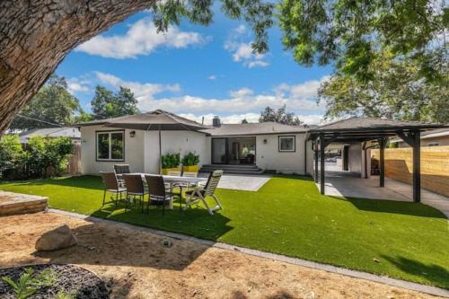 Modern home near colleges